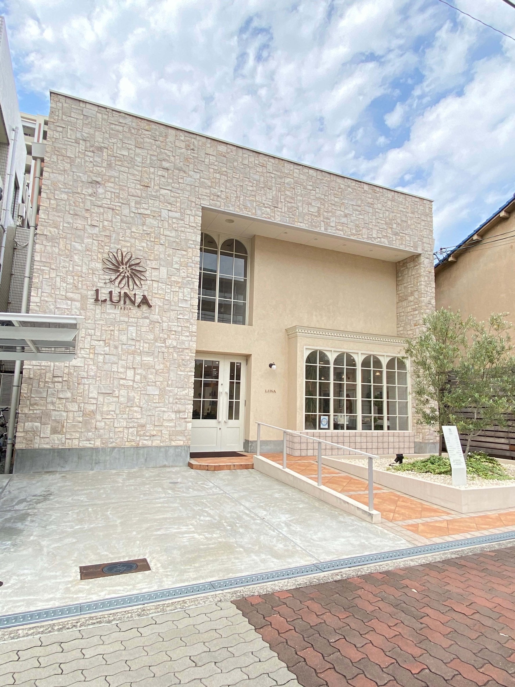 【我孫子町】≪社会保険完備≫≪完全週休2日制≫≪月給25万円スタート≫女性が長く働ける環境がバッチリ！美容に熱いスタッフさんと一緒にサロンを盛り上げましょう！「LUNA （ルナ）」からスタイリスト（美容師）の求人☆☆