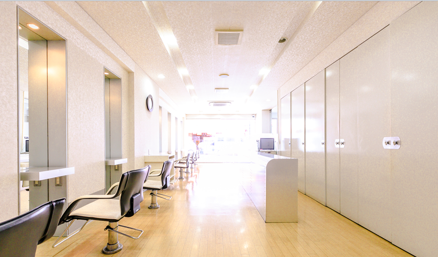 【ぶらくり丁】≪月給17.5万円スタート!!≫美容学校で講師も務めるオーナーさん曰く、「お客様に喜んで頂くためには、まずスタッフが幸せじゃないと。」美容師になって良かった！と思えるサロン「ZOE 本町店」からアシスタント（美容師）の求人☆★