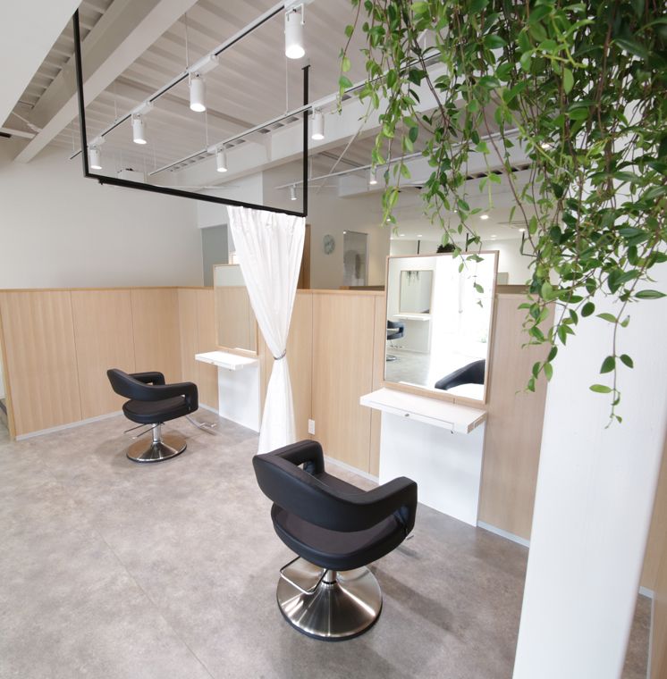 【羽曳野島泉】≪完全週休2日制≫≪年間公休12日≫≪社会保険完備≫≪住宅手当あり≫好条件と福利厚生が整った安心して働けるヘアサロン！トレーニングルームを完備し営業中レッスンOK！2年以内のデビューを目指します！アイラッシュも学べる体制です！「re blanc（レブラン）」からアシスタント（美容師）の求人☆★☆