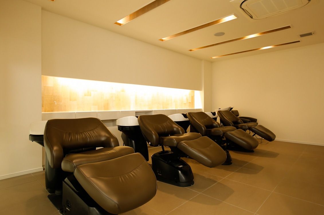 【布忍】≪完全週休2日制≫≪年間公休12日≫≪社会保険完備≫≪住宅手当あり≫好条件と福利厚生が整った安心して働けるヘアサロン！トレーニングルームを完備し営業中レッスンできるので効率よく学べるので2年以内のデビューを目指せます！アイラッシュも学べる「CRYSTAL MAGIC 南花田店（クリスタルマジックミナミハナダテン）」からアシスタント（美容師）の求人☆★☆