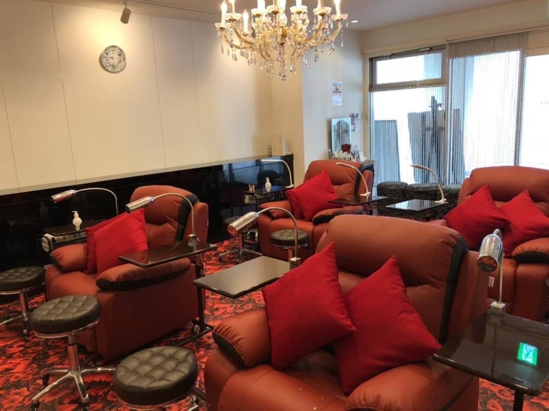 【千里中央】≪日曜定休≫≪社会保険完備≫≪19時まで勤務≫大人可愛いネイルサロン地域密着型でアットホームだから、女性が働きやすい雰囲気です！デザインアートを幅広く取り入れ、お洒落なお客様から大人気のサロン「PLUMERIA 千里中央店（プルメリアセンリチュウオウテン）」からネイリスト（ネイル）の求人★☆