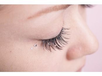 【京橋】≪社会保険完備≫≪トレンド発信型ヘアサロン併設≫「土日祝は19時まで＆実働8時間」でメリハリ付けて働ける環境！！お客様との距離が近い素敵な空間！美容室併設だからおしゃれして働ける！「huluhulu by LANDI IVY joure 京橋店（フルフルバイランディアイビージュールキョウバシテン）」からアイリスト（まつげエクステ・まつげパーマ・アイブロウ）の求人☆☆