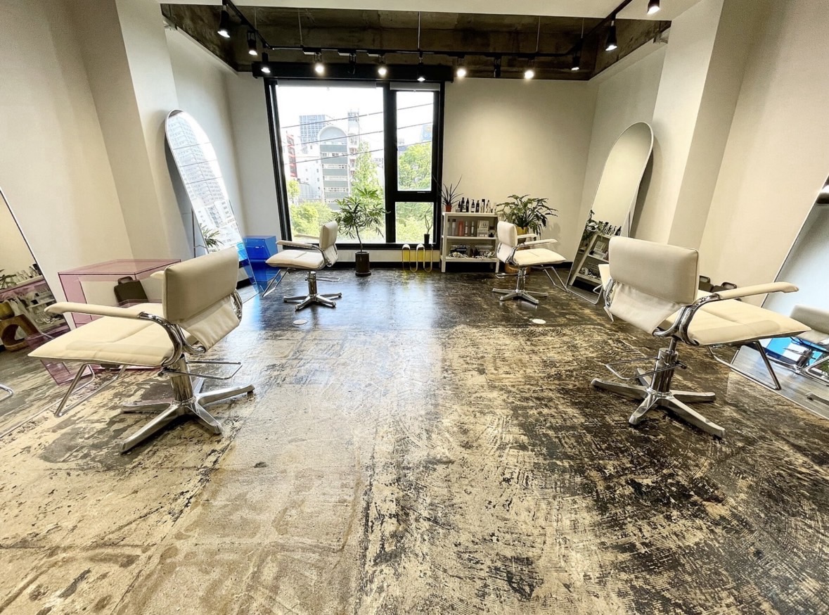 【四ツ橋】≪月10日or月12日休みの選択制≫≪土日休みもOK≫≪マンツーマン施術≫≪個室あり≫≪有給休暇消化率100％≫≪カウンセリング重視≫≪産休育児休暇取得実績あり≫「mokuren.（モクレン）」からスタイリスト（美容師）の求人☆★