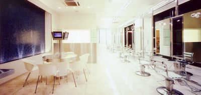 【JR西宮駅】 月給25万円  月8日休み  社会保険完備 地域最大級のトータルビューティーサロン☆サロンワークはもちろん、コレクション参加や雑誌のヘアメイクなどクリエイティブ活動に積極的な会社です★WiLL(ウィル)からスタイリスト(美容師)の求人☆★☆