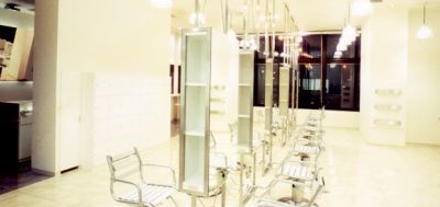 【江坂】 月給25万円  月8日休み  社会保険完備 地域密着のトータルビューティーサロン☆サロンワークはもちろん、コレクション参加や雑誌のヘアメイクなどクリエイティブ活動に積極的な会社です★WiLL(ウィル)からスタイリスト(美容師)の求人☆★☆