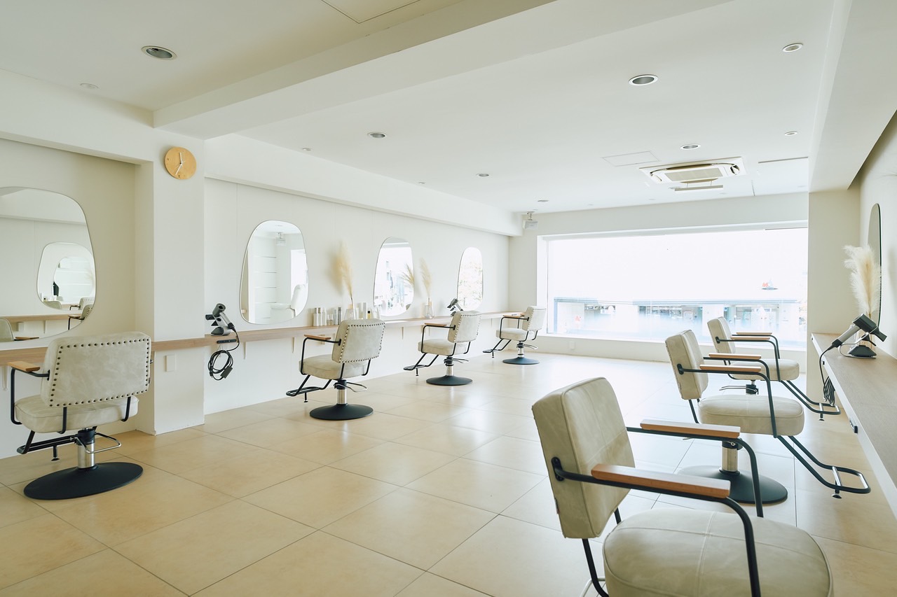 【桂】≪完全週休2日制≫≪月給21万円≫≪社会保険完備≫≪最短1年4ヵ月でデビュー可能≫平均退社時間19時30分頃！営業時間内レッスン可能！アットホームな小規模サロン！「she.（シー）」からアシスタント（美容師）の求人☆★☆