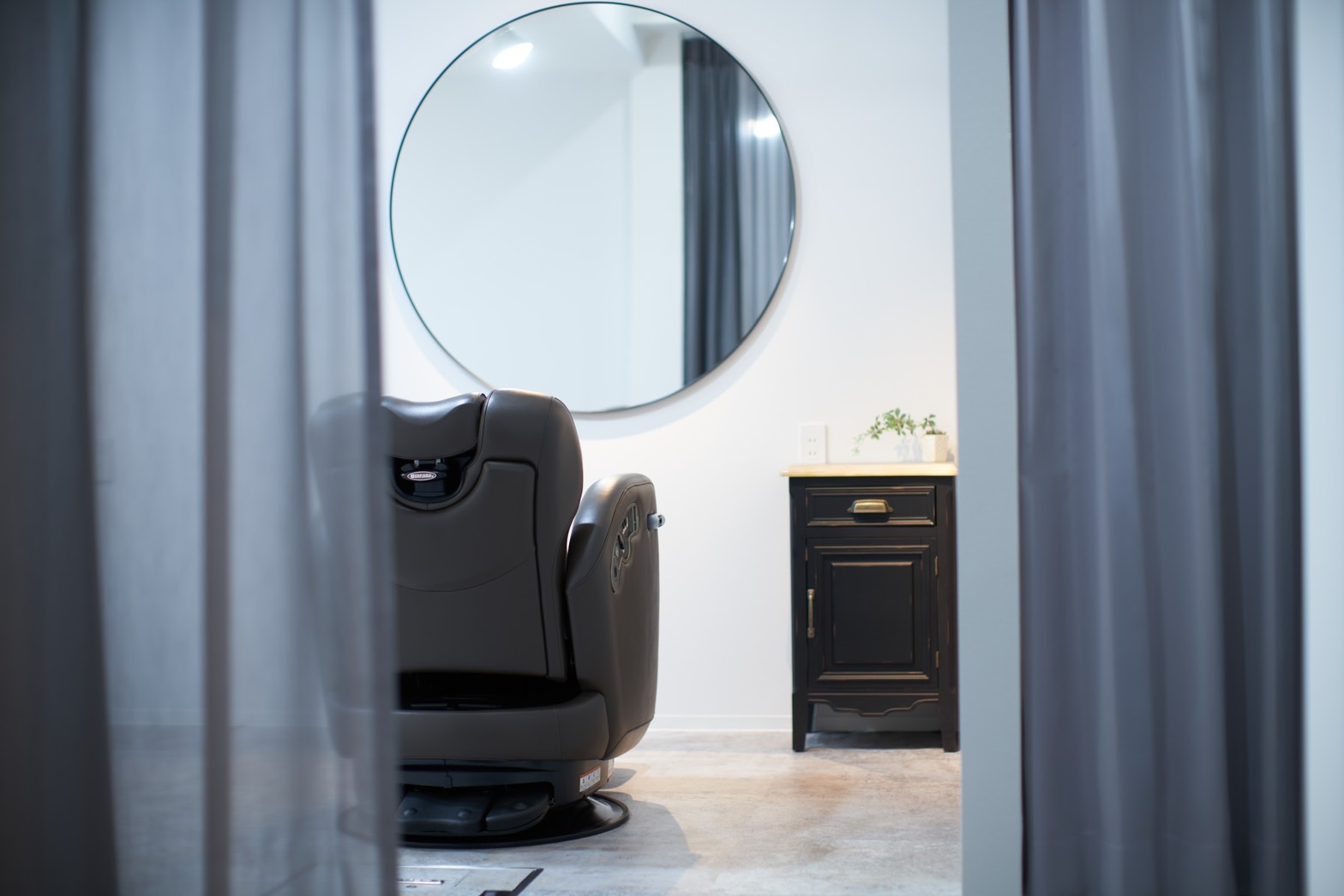 【高鷲】≪未経験・通信生・新卒生OK≫≪営業時間内レッスンOK≫≪社会保険完備≫≪完全週休2日制≫≪月1回日曜定休あり≫≪営業時間19時まで≫ダメージレスにこだわりがあり、高いレベルの知識と技術が学べる環境です☆スタッフ同士仲も良くアットホームな癒し系ヘアサロン「Aioon（アイオーン）」からアシスタント（美容師）の求人☆★