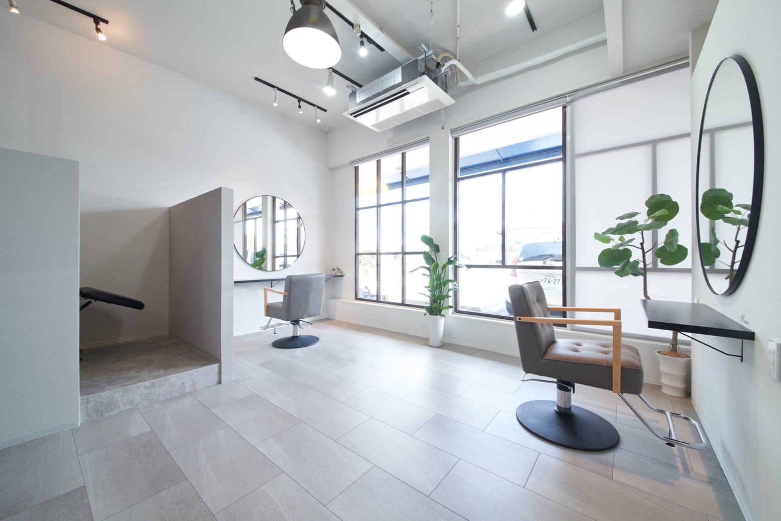 【高鷲】≪未経験・通信生・新卒生OK≫≪営業時間内レッスンOK≫≪社会保険完備≫≪完全週休2日制≫≪月1回日曜定休あり≫≪営業時間19時まで≫ダメージレスにこだわりがあり、高いレベルの知識と技術が学べる環境です☆スタッフ同士仲も良くアットホームな癒し系ヘアサロン「Aioon（アイオーン）」からアシスタント（美容師）の求人☆★