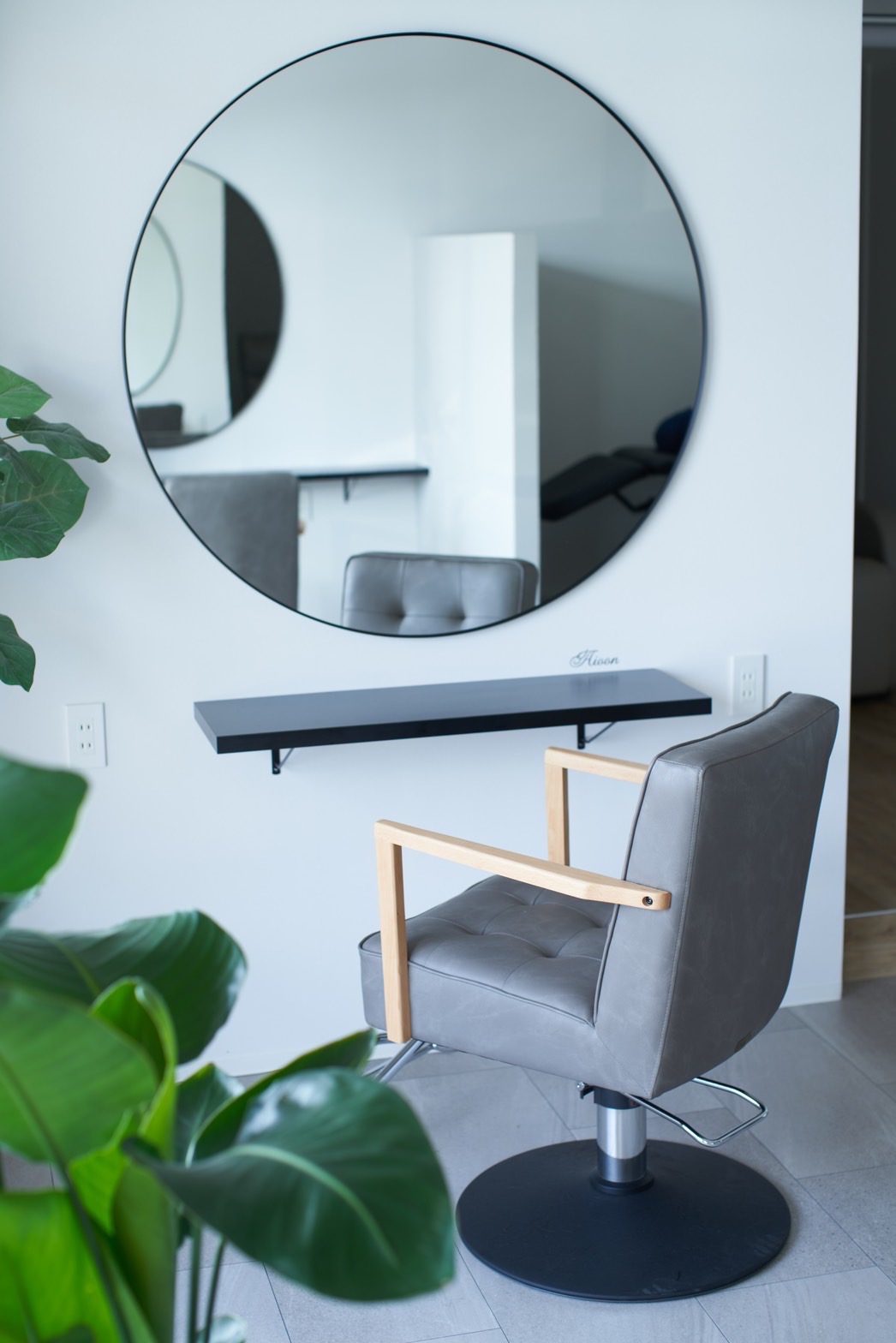 【高鷲】≪未経験・通信生・新卒生OK≫≪営業時間内レッスンOK≫≪社会保険完備≫≪完全週休2日制≫≪月1回日曜定休あり≫≪営業時間19時まで≫ダメージレスにこだわりがあり、高いレベルの知識と技術が学べる環境です☆スタッフ同士仲も良くアットホームな癒し系ヘアサロン「Aioon（アイオーン）」からアシスタント（美容師）の求人☆★