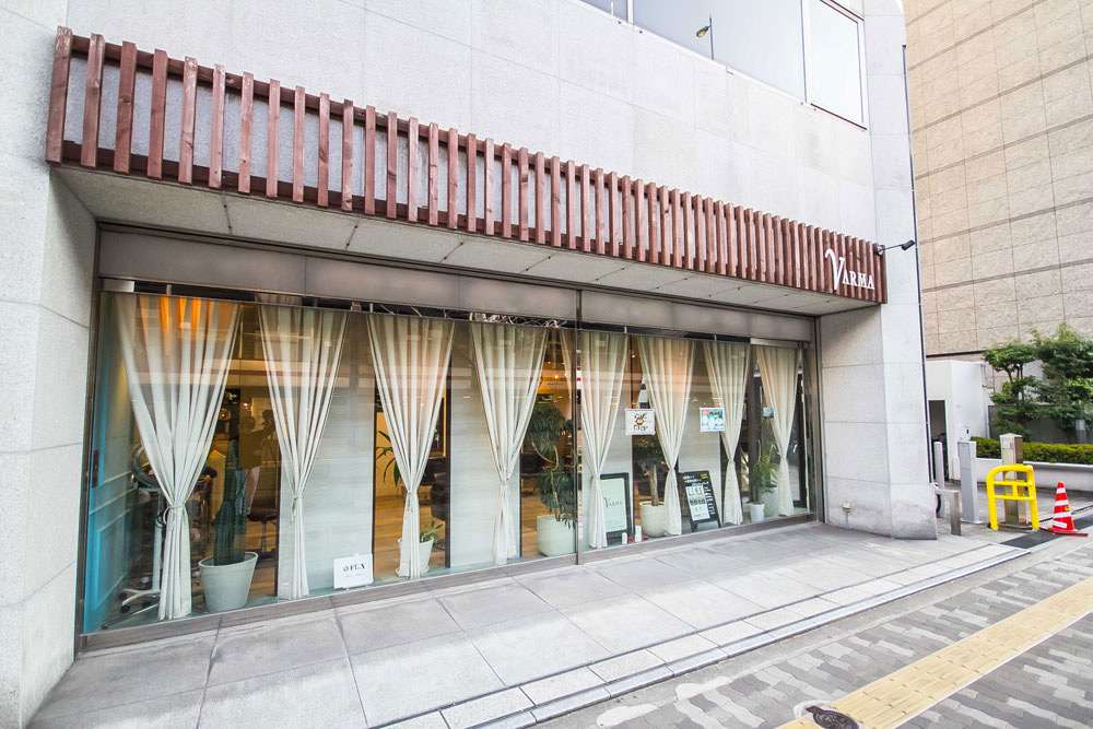 【江坂】≪社会保険完備≫ヘアケアとヘッドスパでお客様から支持を集める人気店!大人の女性が通う癒し空間サロンHair&Spa VARMA 江坂店(ヘアアンドスパヴェルマエサカテン)からアシスタント・スパニスト(美容師)の求人★☆