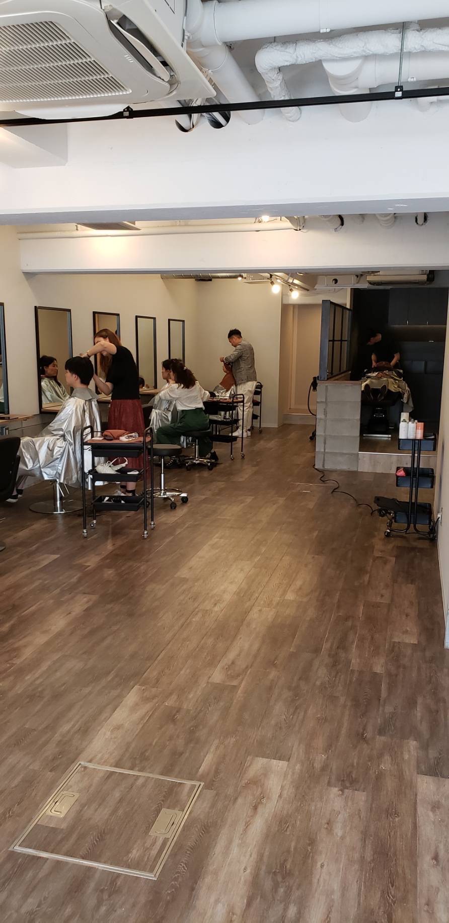 【西宮北口】≪完全マンツーマン施術≫≪社会保険完備≫正社員・業務委託・パートが在籍するサロンですが、スタッフ同士の繋がりも大切にしており、お休みや勤務時間も相談OKで働きやすい環境のサロン「Apiuz Hair 西宮北口（アピューズヘアーニシノミヤキタグチ）」スタイリスト（美容師）の求人☆★