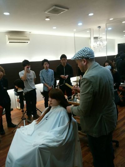 【王寺】≪月給30万〜≫≪スタイリスト平均43万円≫≪産休育休取得率100%≫たくさんのお客様に愛される地域の人気サロン！しっかり入客チャンスがあるので、ライフスタイルに合わせて働いてもよいお給料になります！「SR 王寺店（エスアールオウジテン）」からスタイリスト（美容師）の求人☆★☆