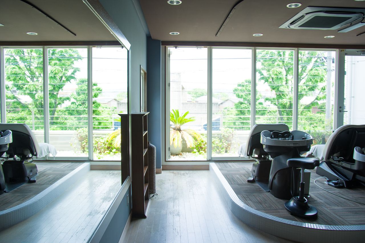 【北大路】◆完全週休2日制・19時営業終了・住宅手当あり・営業時間内レッスン・社会保険完備◆ウィッグ代や講習費の負担など、スタッフが働きやすいように色々な面でサポートしています！自身のペースでレッスンスケジュールを立てられる「COCOTEA 北大路店（ココティキタオオジテン）」からアシスタント（美容師）の求人☆★