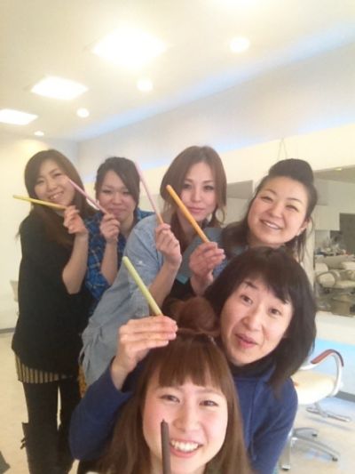 【岩倉】◇◆平均退社19時◆社会保険完備◆有給休暇あり◆◇ヘアケアに特化し、展開するサロンモア!待遇面もバッチリで働きやすさ◎育休や産休制度も有るので長く勤めていける環境♪新規カット入客チャンスが多いのも魅力ですよ!モア京都岩倉からスタイリスト(美容師)の求人☆★