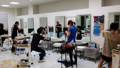 【近江八幡駅】◇◆平均退社19時◆社会保険完備◆有給休暇あり◆◇ヘアケアに特化し、展開するサロンモア！待遇面もバッチリで働きやすさ◎育休や産休制度も有るので長く勤めていける環境♪新規カット入客チャンスが多いのも魅力ですよ！モアアヴァンセからスタイリスト(美容師)の求人☆★