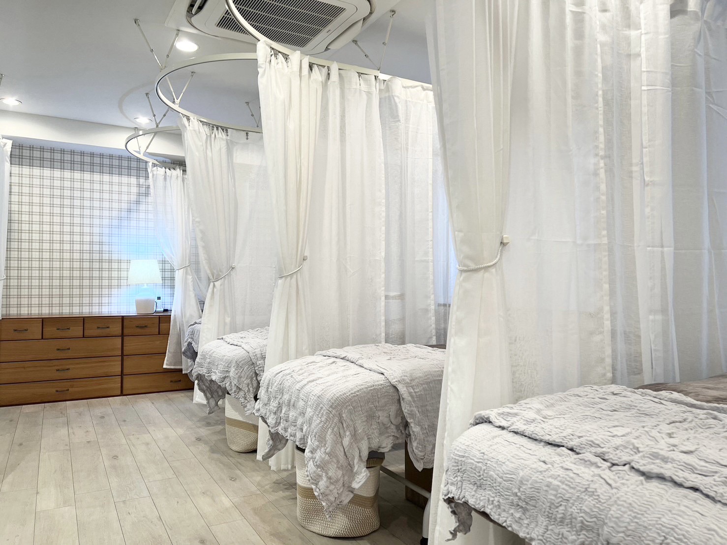 【高槻市駅】≪土日の固定休みOK≫≪月8〜10日休みの選択制≫≪日曜は18時までの営業≫≪産休育休制度の取得実績あり≫≪有給取得率100％≫業務委託の方は最低保証給月給25万円あり！業界最高水準の抜群の待遇が嬉しい！プライベートもお給料、どちらも譲りたくない方にオススメ！「Becky Lash 高槻店（ベッキーラッシュタカツキテン）」からアイリスト（アイデザイナー・まつげエクステ）の求人☆☆