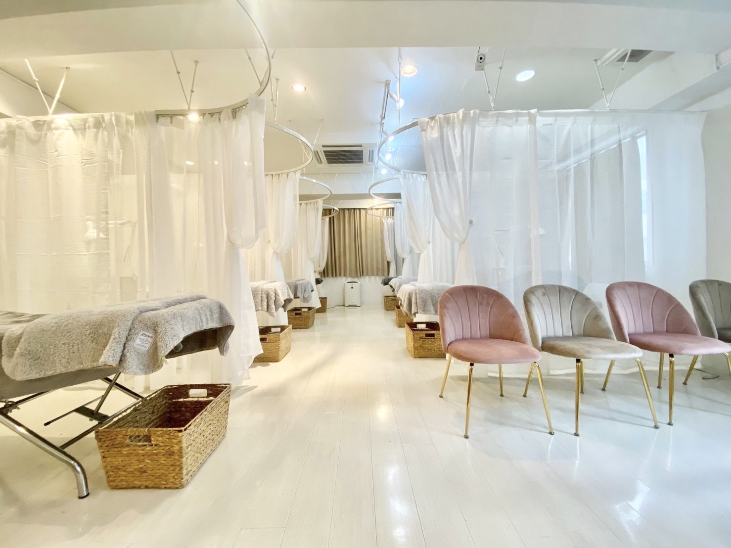 【梅田】≪土日の固定休OK・社会保険完備・入社6ヵ月後はフレックスタイムあり!有給休暇あり!≫「プライベートもお給料も妥協したくない!」そんな方にお勧めのサロンBecky（ベッキー）″「プライベートもお給料も妥協したくない!!」アイリスト（アイデザイナー・まつげエクステ）の求人☆☆