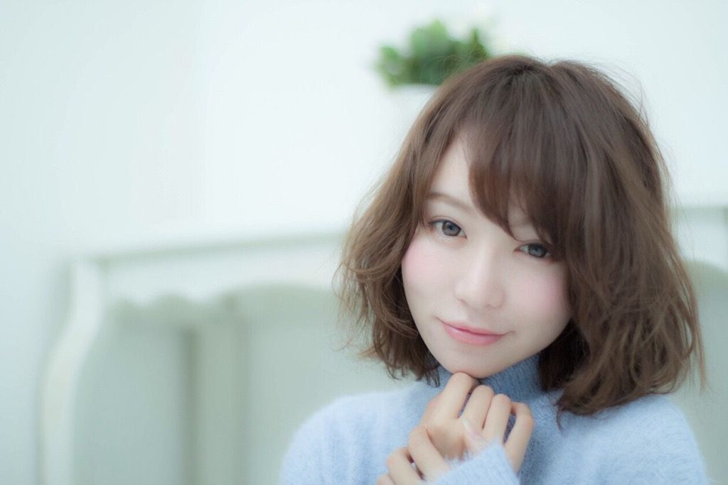 【服部天神】◇◆週休2日制！◆月給20万円スタート◆18時半に退勤可能！デビューまで平均2年以内◆◇最短1年デビューも目指していける環境有り！サロンワーク以外にも楽しみがたくさんあります！抜群の待遇と働き易い雰囲気がオススメ！「Famille Hair（ファミーユヘアー）」からアシスタント(美容師)の求人★☆