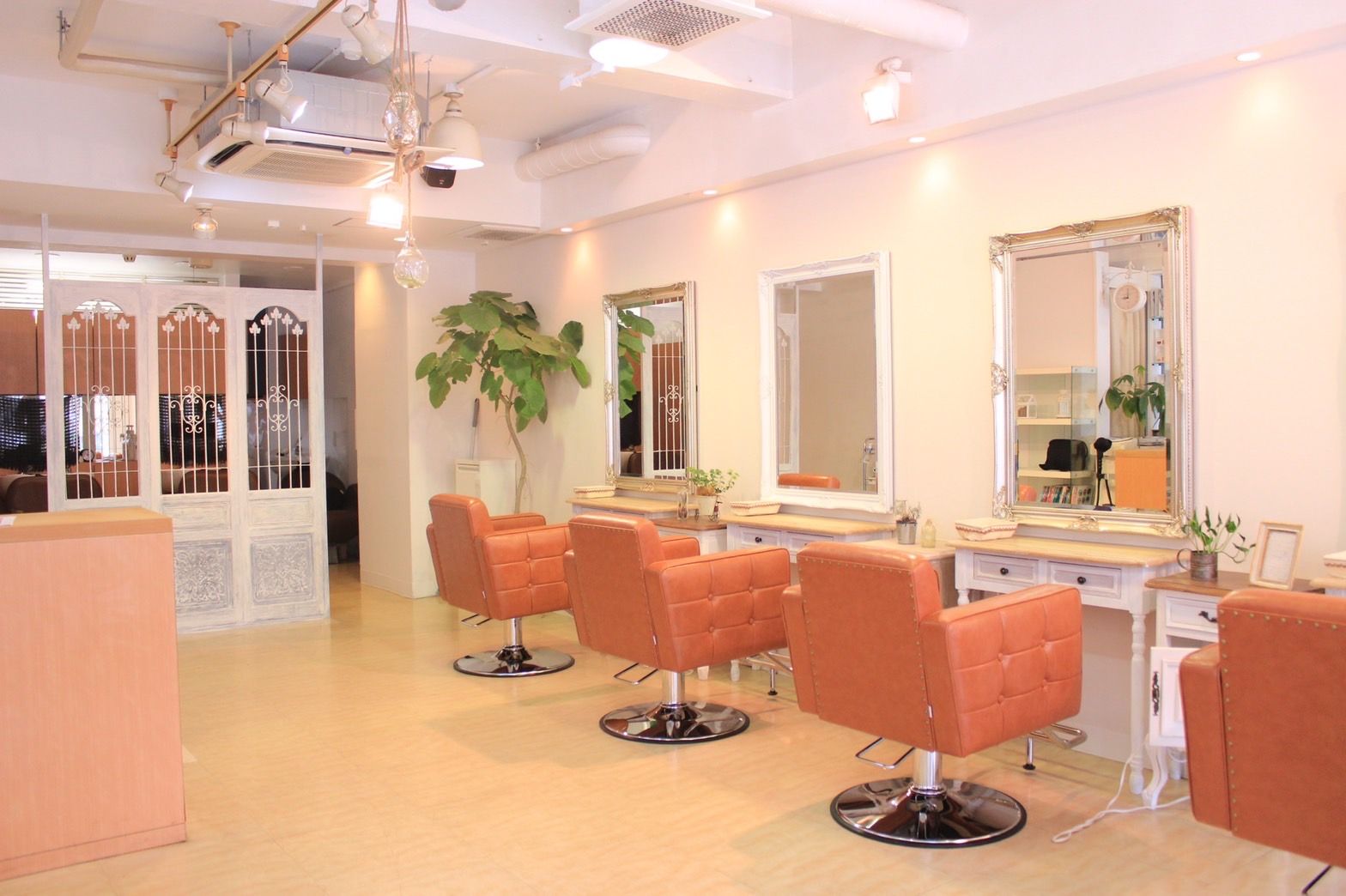 【服部天神】◇◆週休2日制！◆月給20万円スタート◆18時半に退勤可能！デビューまで平均2年以内◆◇最短1年デビューも目指していける環境有り！サロンワーク以外にも楽しみがたくさんあります！抜群の待遇と働き易い雰囲気がオススメ！「Famille Hair（ファミーユヘアー）」からアシスタント(美容師)の求人★☆