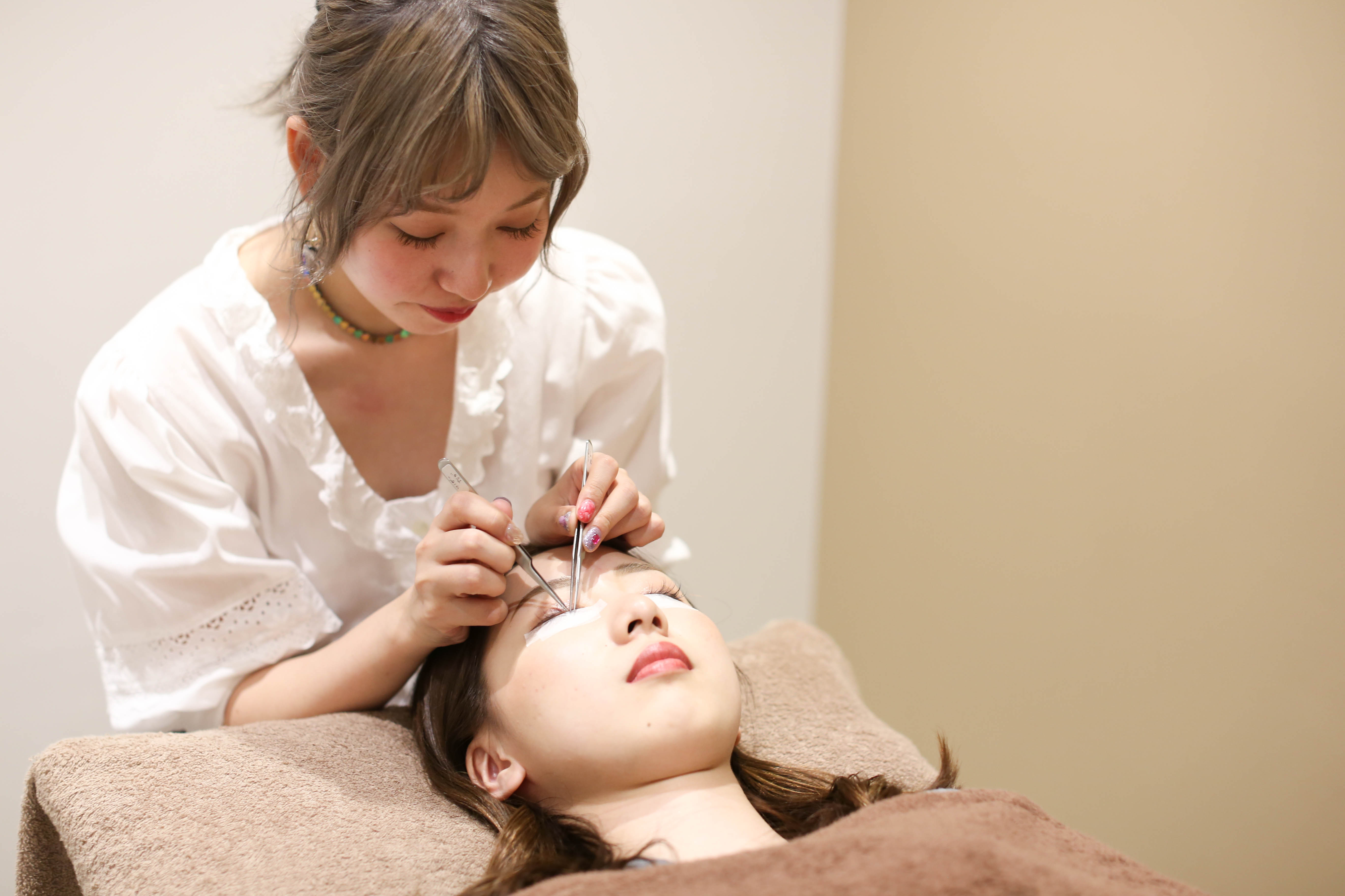 【西梅田】≪未経験OK≫≪日祝休みも可能≫≪研修中もお給料あり≫≪産休育休実績多数あり≫働きやすい環境が整っているサロン！自身もオシャレしながら働けるトータルビューティーサロン！「DRESS UMEDA（ドレスウメダ）」からアイリスト（まつげエクステ・まつげパーマ・アイブロウ）の求人☆☆