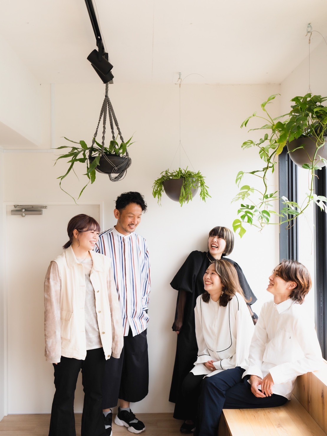 【苦楽園口】≪完全週休2日≫≪未経験・通信生・新卒生OK≫≪社会保険完備≫≪離職率0％！≫≪住宅手当あり≫≪土日休み月数回OK≫≪有給、年末年始休暇あり≫≪2年以内でデビュー可能！≫マンツーマンでしっかりレッスンを見てもらえる環境！カフェのようなオシャレサロン「Ocean Hair & Life（オーシャンヘアアンドライフ）」からアシスタント（美容師）の求人☆★