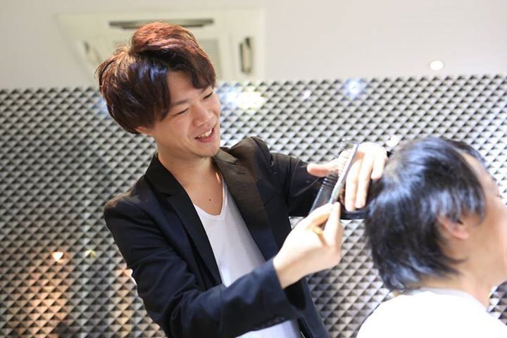 【心斎橋】≪社会保険加入OK≫≪入客チャンス大≫≪月給28万円〜≫≪指名料100％バック≫理容師さん・美容師さんどちらも大歓迎！デキる男の強い味方！ビジネスマンの身だしなみをサポートするメンズサロン将来独立したい方への独立支援制度もあります◎「Men’s salon SEVEN（メンズサロンセブン）」からスタイリスト（美容師・理容師）の求人☆★