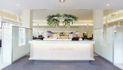 【千里中央】≪完全週休2日≫≪18時には退勤≫≪社会保険完備≫個性を伸ばす、頑張りを評価する。人を大切にする風土で働きやすくやり甲斐もバッチリ！中途入社の方も安心して働けるサロン「GALLERIA CINQ（ギャラリアサンク）」からスタイリスト（美容師）の求人☆☆