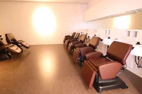 【南千里】≪完全週休2日≫≪18時には退勤≫≪社会保険完備≫仕事もプライベートも充実！講師活動や撮影など幅広く活躍するスタッフさんもおり、しっかり技術を学べます！「SALONE CINQ（サローネサンク）」からアシスタント（美容師）の求人☆★☆