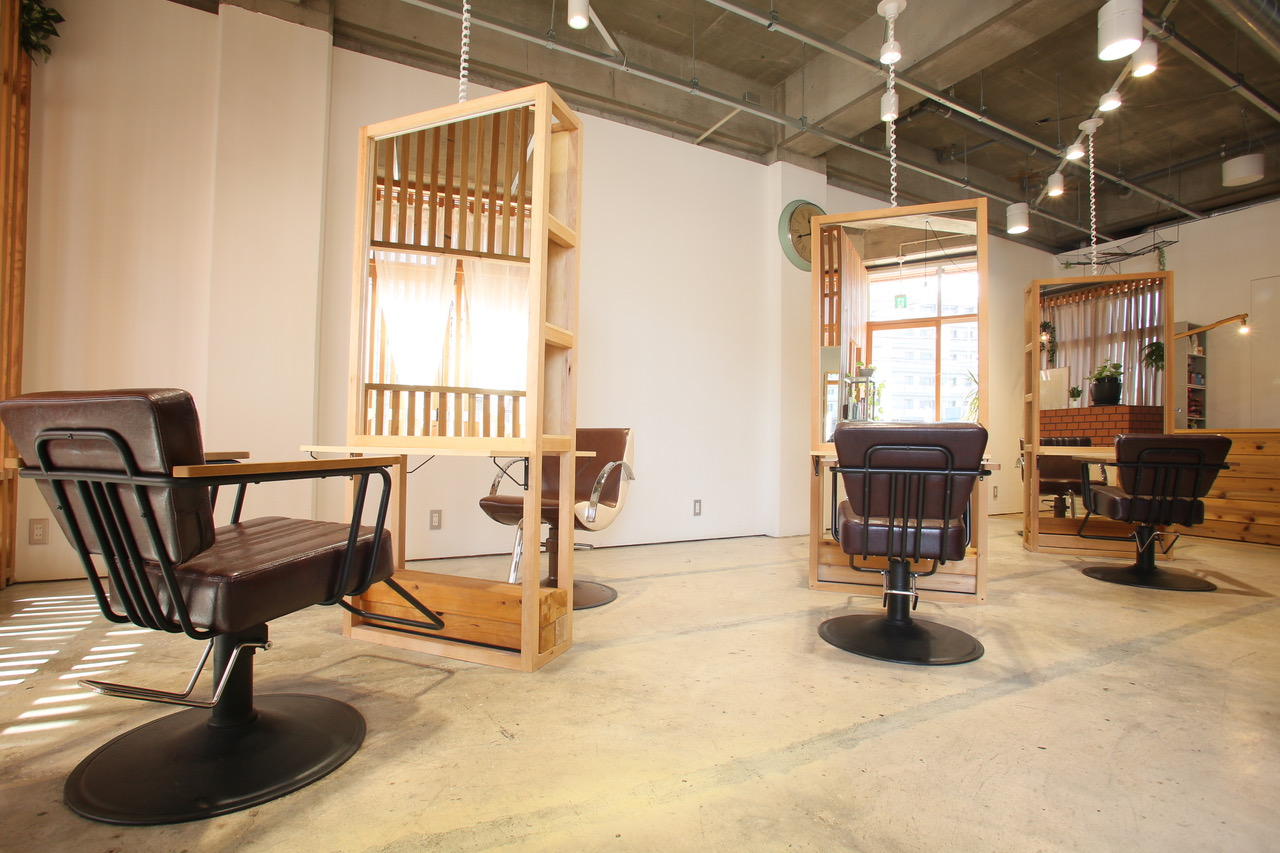 【豊川】≪月8日休み≫≪月給21万円〜≫≪電動自転車支給or引っ越し手当あり≫幅広い年齢層のお客様が来店されるので、年代にあわせた接客スキルが学べます!ゆったりお客様と関わっていく事をコンセプトとしたサロン!「LIBERTA(リベルタ)」からアシスタント(美容師)の求人☆★☆