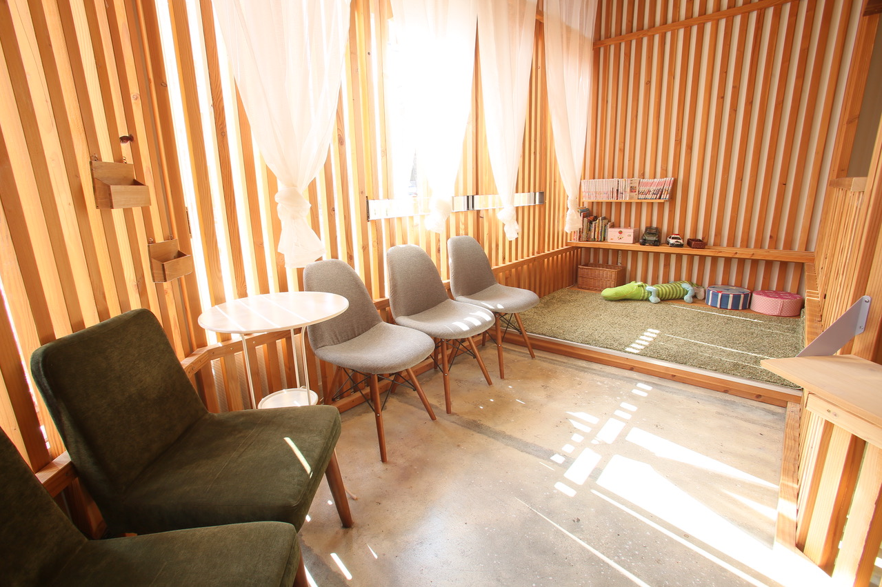 【豊川】≪月8日休み≫≪月給21万円〜≫≪電動自転車支給or引っ越し手当あり≫幅広い年齢層のお客様が来店されるので、年代にあわせた接客スキルが学べます!ゆったりお客様と関わっていく事をコンセプトとしたサロン!「LIBERTA(リベルタ)」からアシスタント(美容師)の求人☆★☆