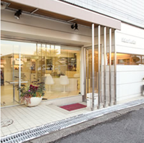 【豊中】《月給20万円スタート♪》《社会保険完備》嬉しい待遇面の他にレッスンも一人一人に合わせてしっかり見てくれる環境★スタッフ想いのオーナーさんと共に一緒に頑張りましょう♪地域密着型のアットホームサロン“Salon Moda(サロンモーダ)”からアシスタント(美容師)の求人☆☆