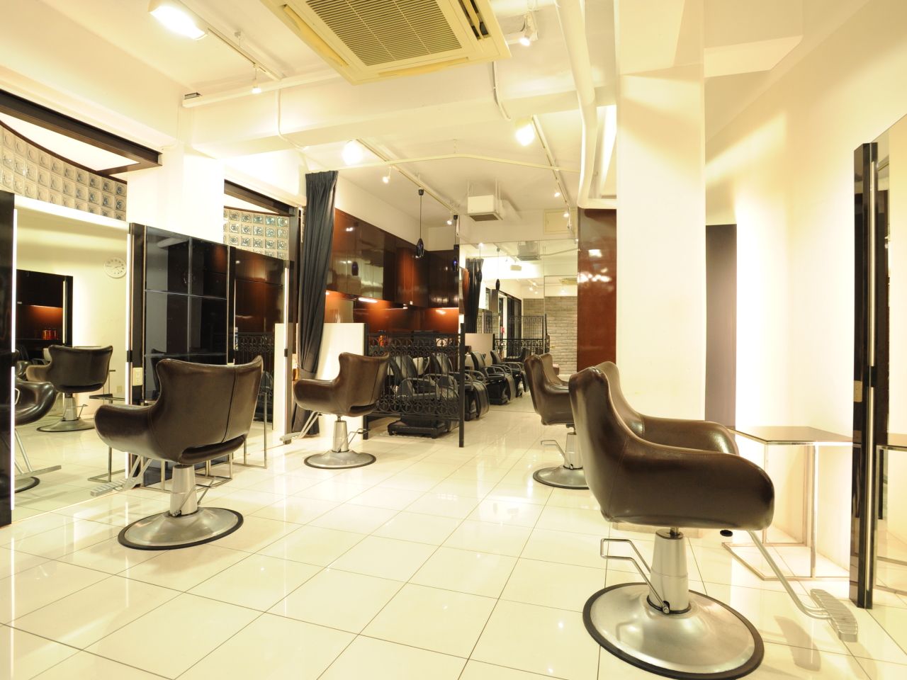 【打出】≪月給23万円スタート！≫≪社会保険完備！≫≪完全週休2日制≫入客チャンスが多く、プライベートも充実させて長く働いてもらえる環境が整っています！地域密着型アットホームサロン“GRATIA Hair Design(グラティアヘアーデザイン)”からスタイリストの求人★☆