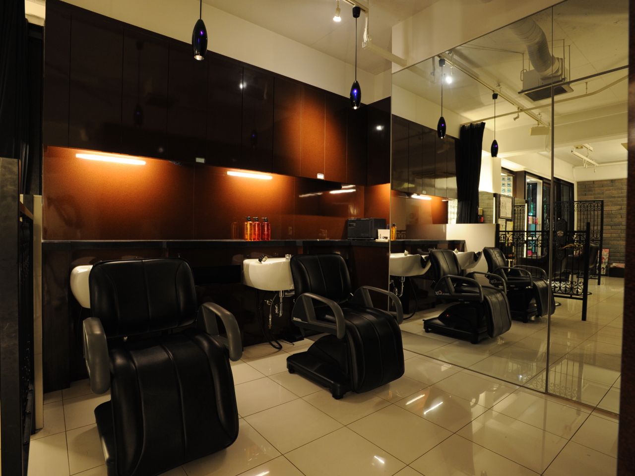 【打出】≪月給23万円スタート！≫≪社会保険完備！≫≪完全週休2日制≫入客チャンスが多く、プライベートも充実させて長く働いてもらえる環境が整っています！地域密着型アットホームサロン“GRATIA Hair Design(グラティアヘアーデザイン)”からスタイリストの求人★☆