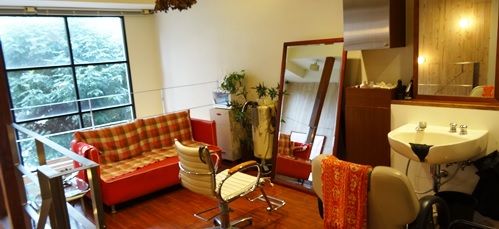 【川西能勢口】≪社会保険完備♪≫≪デビューまで2年以内≫平均退社19時半でプライベート充実!マンツーマンのレッスンで高いスキルを学べます!駅からスグの人気サロン“qutyb the hair(キューティービーザヘアー)”からアシスタントの求人☆★☆
