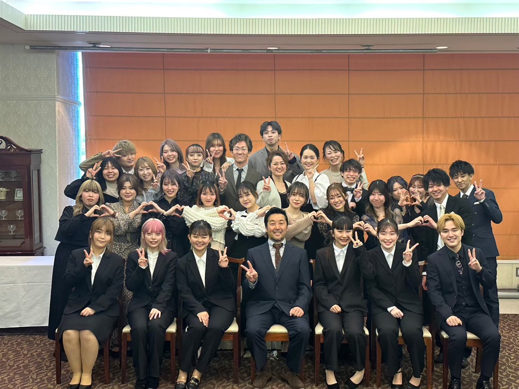 【布施】≪社会保険完備≫薬剤開発にも携わるオーナーさんから直々に指導を受けれる環境!充実の教育制度なので、安心してしっかり技術を身につけてスタイリストデビューを目指していけますよ!「care&design shinza(ケアアンドデザイン シンザ)」からアシスタント(美容師)の求人☆★☆