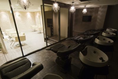 【なんば】≪月8日休み≫≪社会保険あり≫≪日曜休みOK≫≪19時までに退勤≫個室スパも自慢！女性に優しい、長く働ける環境が整う「fing（フィング）」からスタイリスト（美容師）の求人☆☆