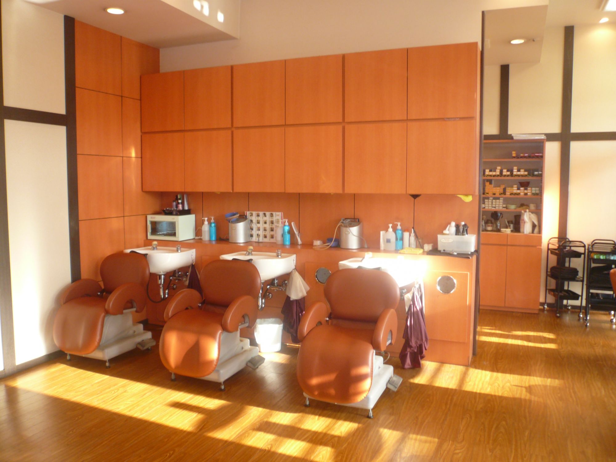 【阪急山本】≪毎週日曜定休≫≪社会保険完備≫ママさん美容師さんが長く働いてもらえる環境を整えています！常に笑いの絶えない地域密着型サロン!“美容室PLUS ONE山本店(プラスワンヤマモト)”よりスタイリストの求人★☆