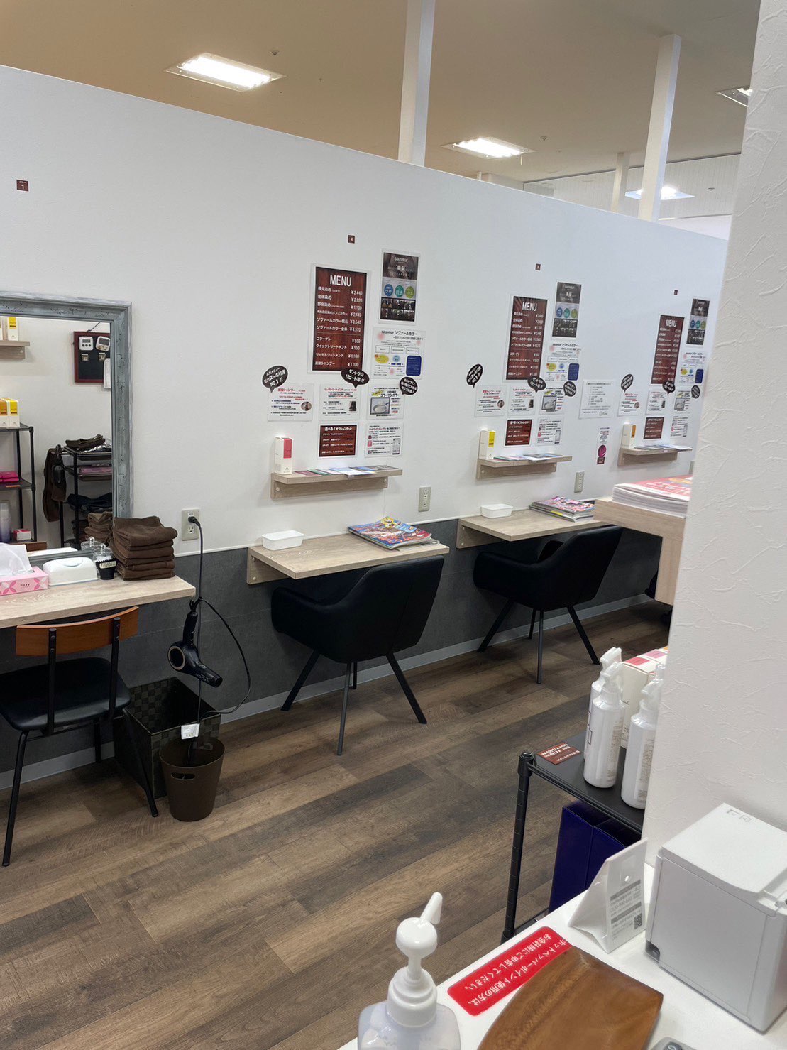 【春日】≪車通勤OK・社会保険完備・月休8日・有給休暇あり・基本残業無し・パートアルバイトも歓迎≫プライベートも充実させたい方必見！ブランクのある方や働くママさんも大歓迎！予約制の白髪染め専門店 「白髪染め専門店 スマートカラーKirei アクロスモール春日店（シラガゾメセンモンテンスマートカラーキレイアクロスモールカスガテン）」からカラーリスト（美容師）の求人☆★