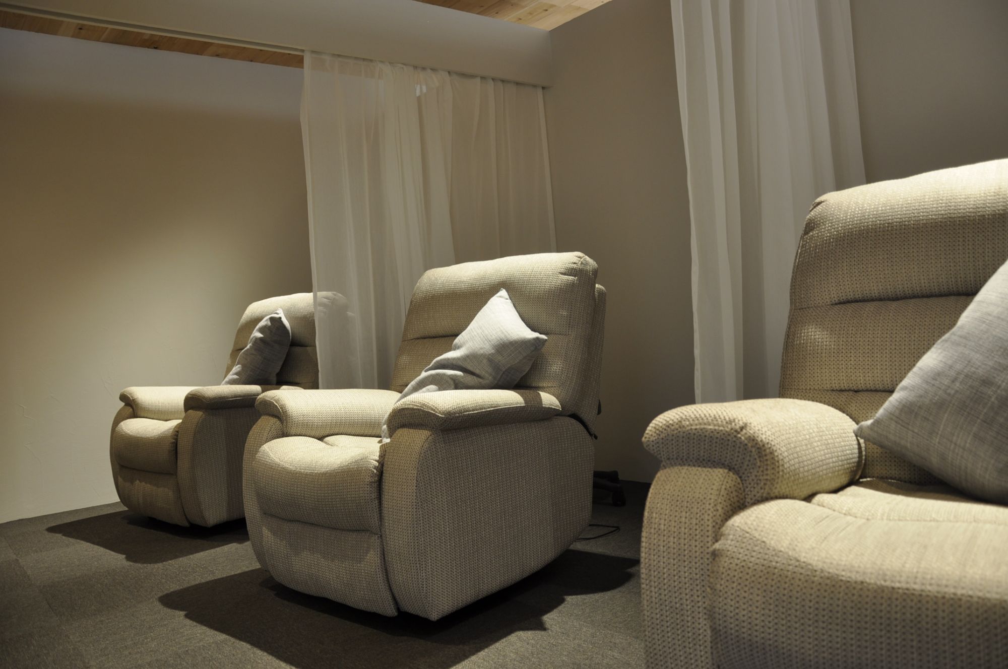 【博多駅】≪社会保険完備・完全週休2日制≫博多の人気サロンがまつエクサロンをオープン！！お一人お一人のお客様としっかり関わり上質の時間・技術を提供している「Vel（ベル）」からアイリスト（アイデザイナー・まつげエクステ）の求人☆☆