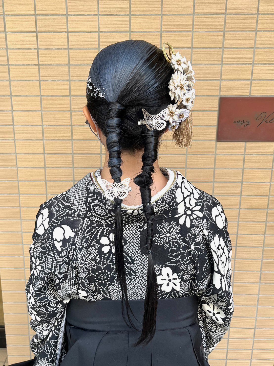 【博多駅】◆駅チカで通勤が便利・完全週休2日・社会保険完備など充実の待遇・ハイトーンやトレンドに敏感なスタッフが勢揃い・高月給スタート◆「スタッフの成長=喜び」と考えられる温かい人柄のオーナーさんを中心に多くのスタッフさんが活躍中!!美容師としてだけでなく社会人としても大きく成長できる環境のヘアサロン「Cosy Velvet(コージーベルベット)」からアシスタント(美容師)の求人☆★☆