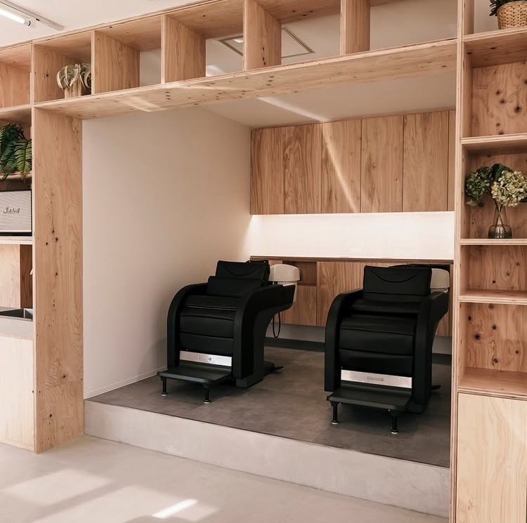 【白木原駅】≪月30万円の保証給あり・マンツーマン接客・土日祝の営業時間は19時まで・入客チャンスあり≫お客様へのおもてなしはもちろんスタッフ同士のコミュニケーションを大切にして成長を続けているメンズサロン「 RUGGED  大野城店（ラギッドオオノジョウテン）」からスタイリスト（美容師）の求人★☆