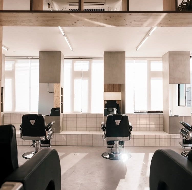 【白木原駅】≪月30万円の保証給あり・マンツーマン接客・土日祝の営業時間は19時まで・入客チャンスあり≫お客様へのおもてなしはもちろんスタッフ同士のコミュニケーションを大切にして成長を続けているメンズサロン「 RUGGED  大野城店（ラギッドオオノジョウテン）」からスタイリスト（美容師）の求人★☆