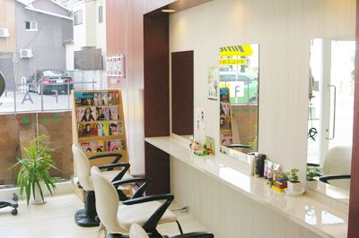 【住吉】男女の来客割合が5:5なので性別に偏りなく入客出来ます!!月のお休みに加えて年間10日間のお休みがもらえるのでどう使うかは自分次第♪ユニセックスサロン「OFA’S HAIR 博多住吉店(オファーズ ヘアー ハカタスミヨシテン)」からアシスタント(理容師・美容師)の求人☆★☆