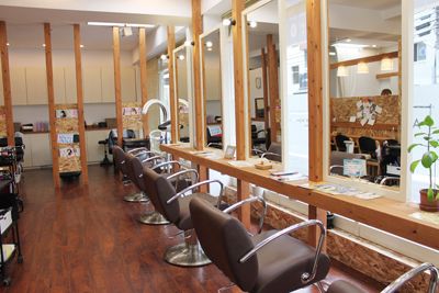 【博多】月のお休みに加えて年間10日間のお休みがもらえるのでどう使うかは自分次第♪男女問わず多くの方が来店されるユニセックスサロン「OFA’S HAIR 博多本店(オファーズ ヘアー ハカタホンテン)」からスタイリスト(理容師)の求人☆★☆