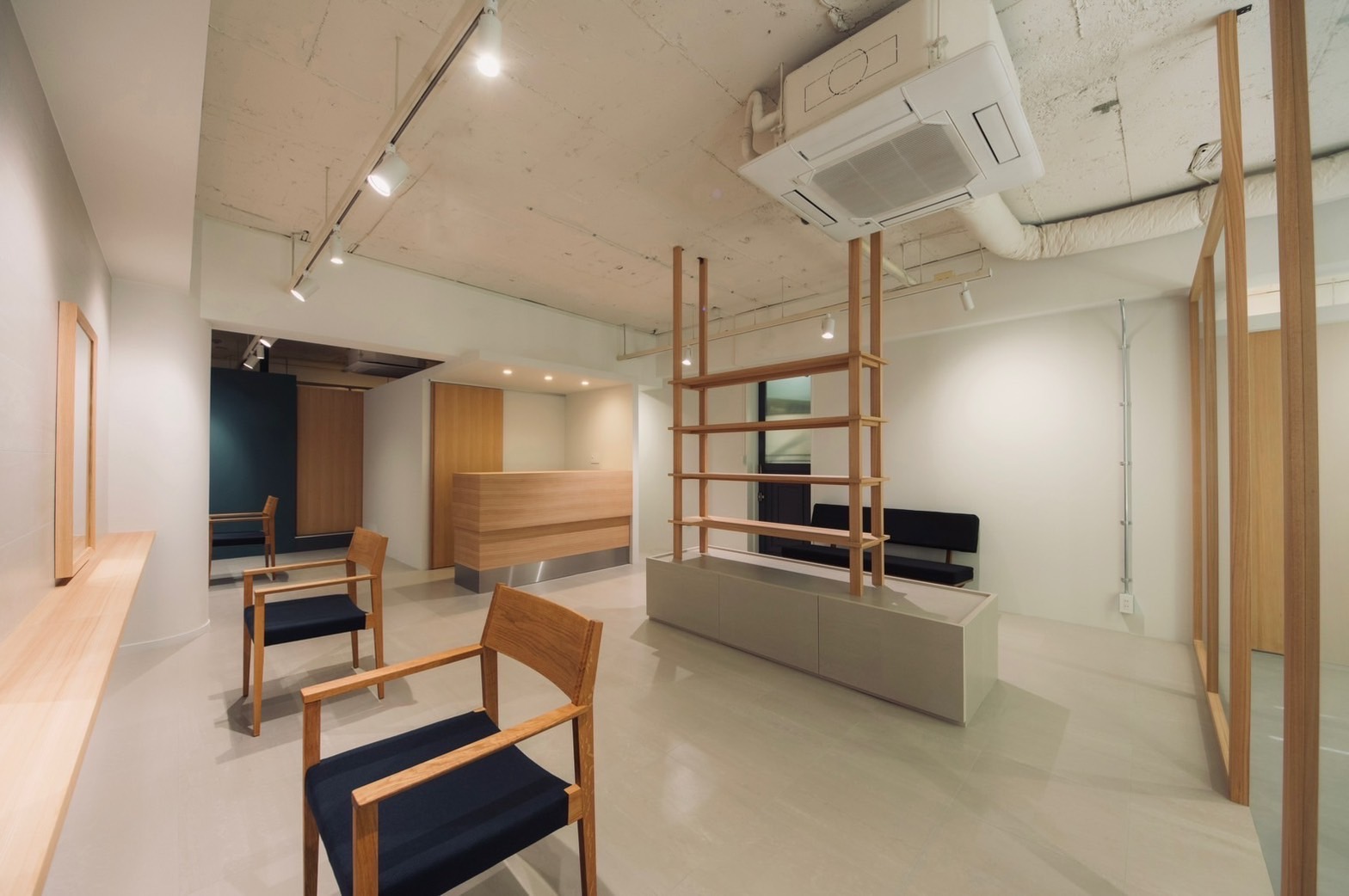 【梅田】≪社会保険完備≫≪2年でスタイリストデビュー≫≪月8日休み≫先輩から技術をしっかり学べます！お客様一人一人としっかり向き合う高単価サロン“Cocopeli hair（ココペリヘアー）”からアシスタント（美容師）の求人☆★☆