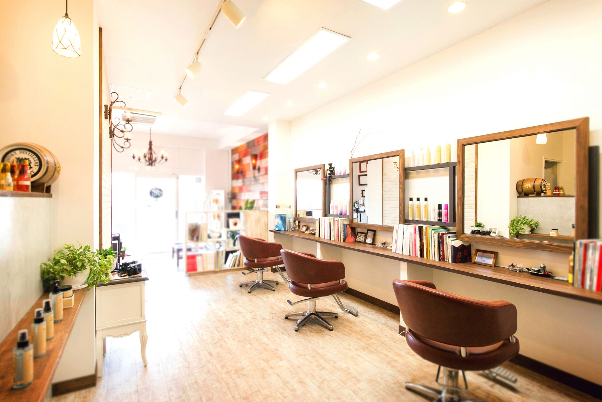 【鞍馬口】≪完全週休2日制≫≪土日休みも相談可能≫≪社会保険完備≫≪大型連休年3回あり≫≪ゆくゆく店長をやっていきたい方も大歓迎≫国内外でのヘアメイクやヘアアレンジブースに出店されるサロン!ヘアメイクやヘアアレンジに興味のある方必見!カット入客チャンスが多い!サロンワーク以外の経験もたくさん積むことができますよ!「Allergo(アレゴ)」からスタイリスト(美容師)の求人☆★