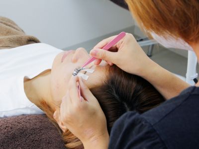 【河原町】《未経験OK 休み希望が取りやすい 社保有 》お客様に対しても、スタッフに対してもアットホームなShowy(ショウイー)★★少人数制で働きやすいですよ♪アイデザイナー(アイラッシュ・まつげエクステ)の求人☆
