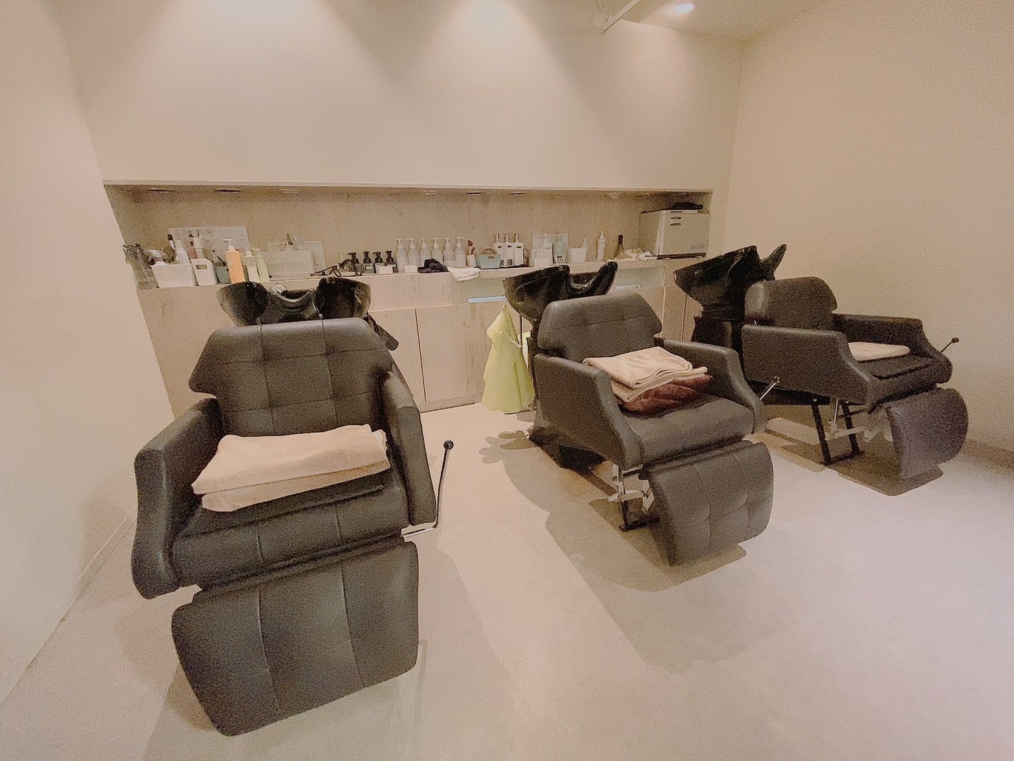 【吉塚】≪最寄り駅から徒歩2分・月給25万円・社会保険完備・基本マンツーマン接客・平均お客様単価は1万円≫営業終了後はすぐ帰宅するので自分の時間も創れます。売上に応じて歩合給もUP！！売上ノルマなし！大人女性のお客様が多くお悩みを解決できる…お客様ひとりひとりに向き合えるヘアサロン「VITOLA（ビトラ）」からスタイリスト（美容師）の求人☆☆