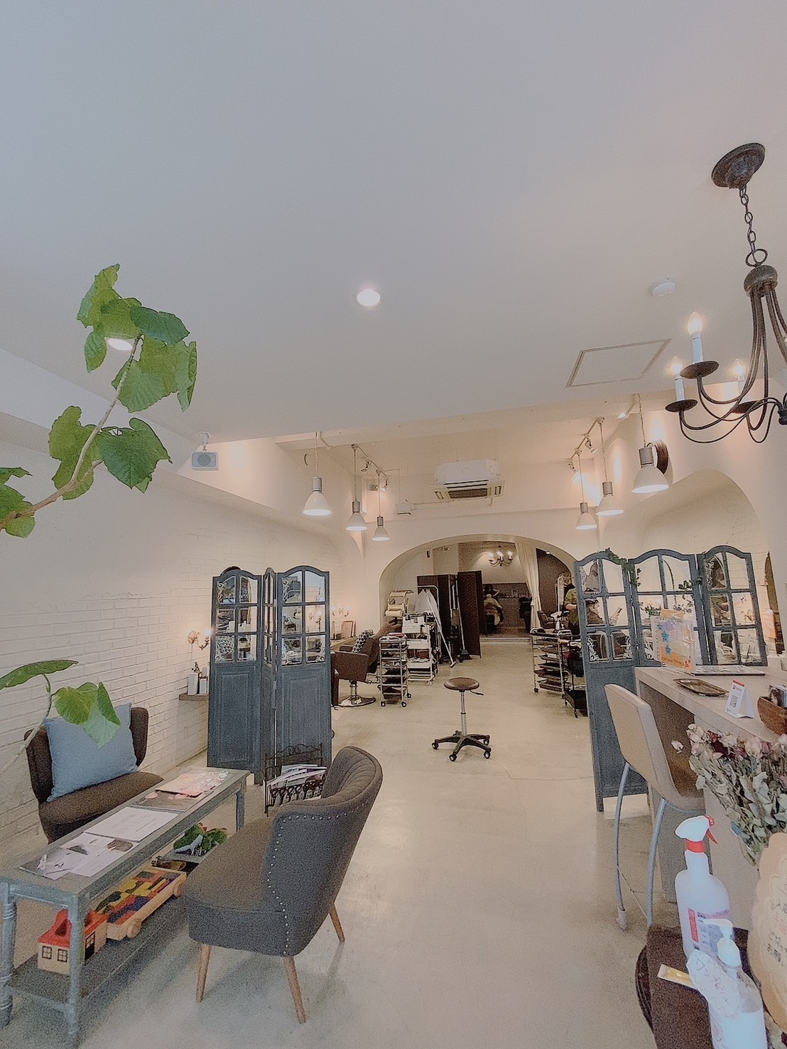 【吉塚】≪最寄り駅から徒歩2分・月給25万円・社会保険完備・基本マンツーマン接客・平均お客様単価は1万円≫営業終了後はすぐ帰宅するので自分の時間も創れます。売上に応じて歩合給もUP！！売上ノルマなし！大人女性のお客様が多くお悩みを解決できる…お客様ひとりひとりに向き合えるヘアサロン「VITOLA（ビトラ）」からスタイリスト（美容師）の求人☆☆