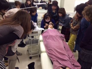 【武庫川】≪社会保険完備♪≫≪実働8h♪≫未経験OK♪研修中もお給料あり♪アイリストの仕事はもちろん、美容師の仕事も手伝うことが可能★地域密着型のトータルビューティーサロン“Sakohana Hair&Beauty(サコハナヘアーアンドビューティー))”からアイデザイナーの求人☆